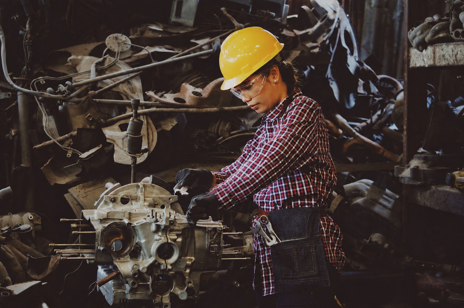 Trabajo industrial con equipo de protección personal